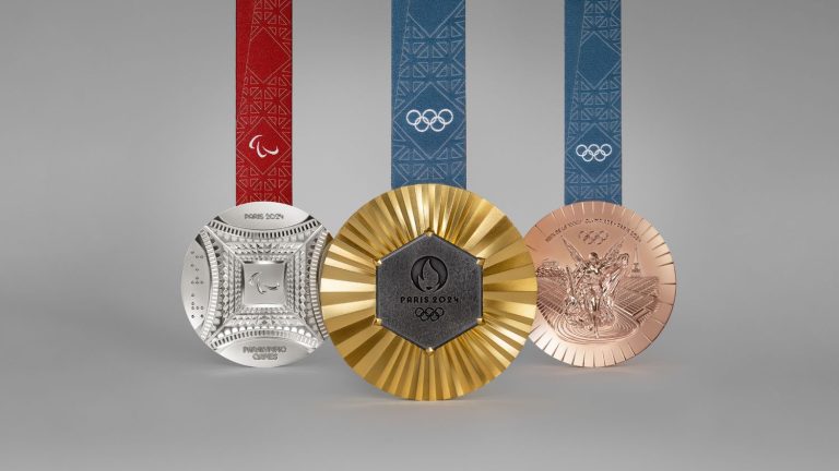 discover the medals of the Olympic and Paralympic Games, set with a piece of the Eiffel Tower