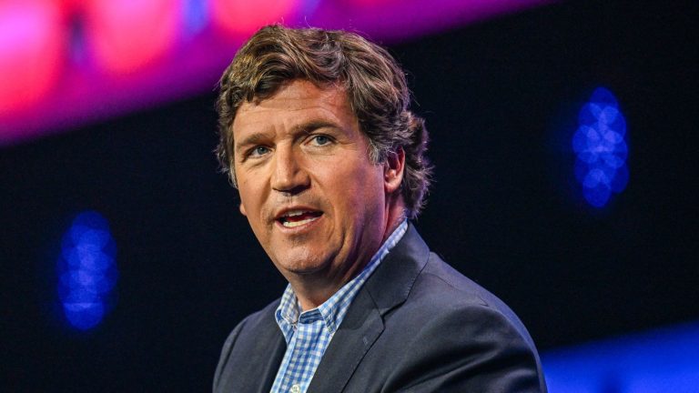 host Tucker Carlson, close to Donald Trump, announces that he will interview Vladimir Putin