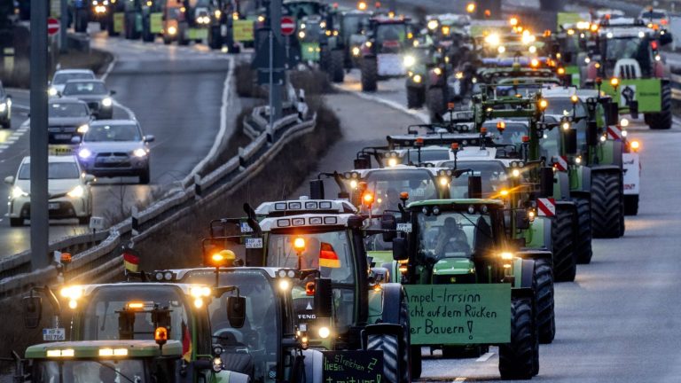 hundreds of farmers on tractors disrupted Frankfurt airport