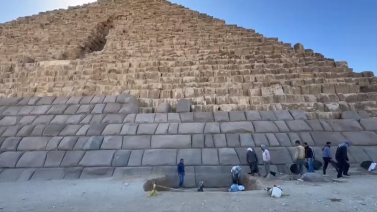 in Egypt, the renovation of a Giza pyramid tears specialists apart