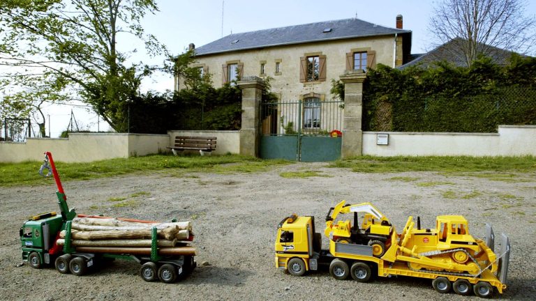 in Puy-de-Dôme, Nicolas Philibert’s documentary school keeps its two classes