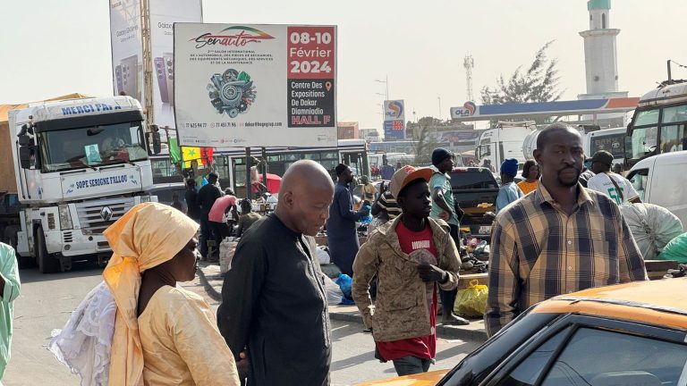 in Senegal, residents and opponents refuse to let Macky Sall postpone the presidential election