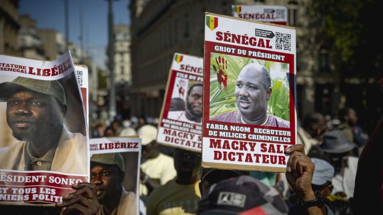 in Senegal, the anger of young people against Macky Sall after the postponement of the presidential election