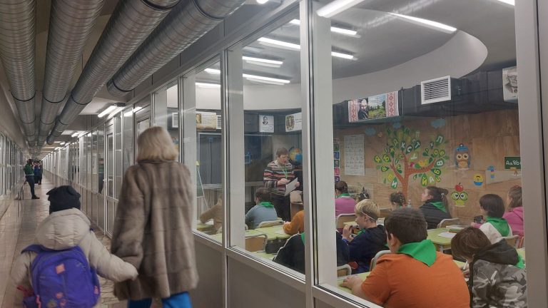 in the heart of the “metro school” of Kharkiv to escape bombs and air alerts