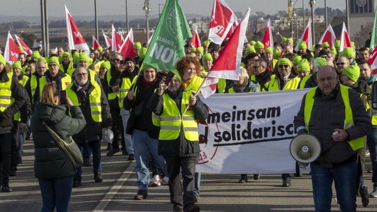 local transport at a standstill in almost the entire country due to a strike