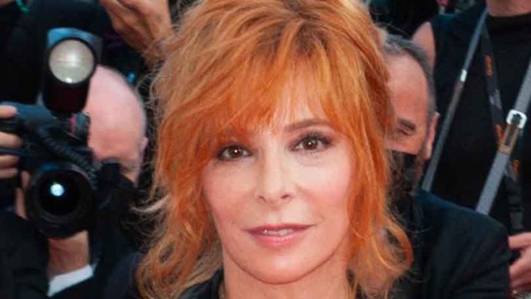 often compared to Mylène Farmer, this French singer has received death threats