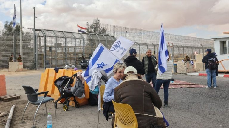 on the Egyptian border, Israeli activists try to block humanitarian aid to Gaza