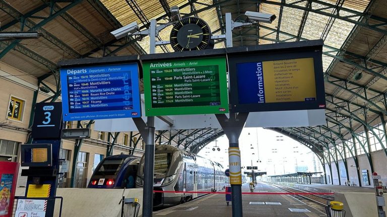 passengers stranded for eight hours on a train on the Le Havre-Rouen-Paris line