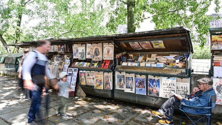 second-hand booksellers on the banks of the Seine will not be moved for the opening ceremony of the Olympic Games, announces the Elysée