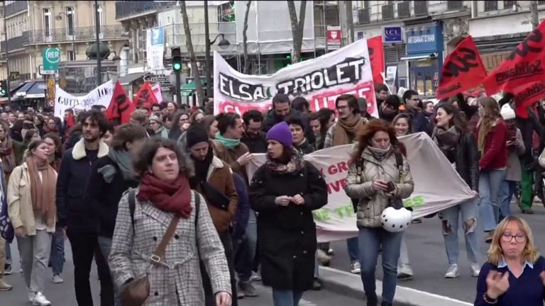 teachers demonstrated against college reform