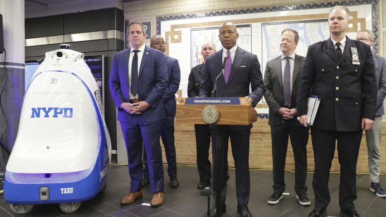 the K5 robot, intended to help police officers in the New York subway, put on the shelf