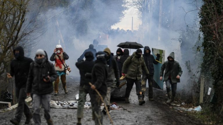 the gendarmes continue their intervention against a camp of opponents of the highway project