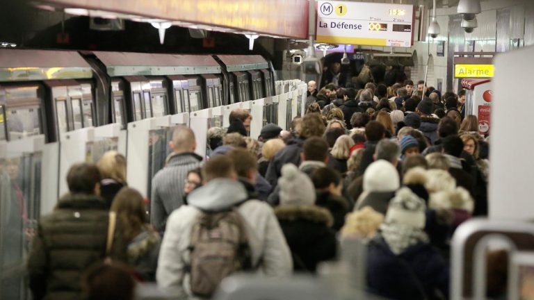 the metros will no longer stop in the event of passenger discomfort, to “improve the regularity of the lines before the Olympics”, explains the vice-president of Île-de-France Mobilités