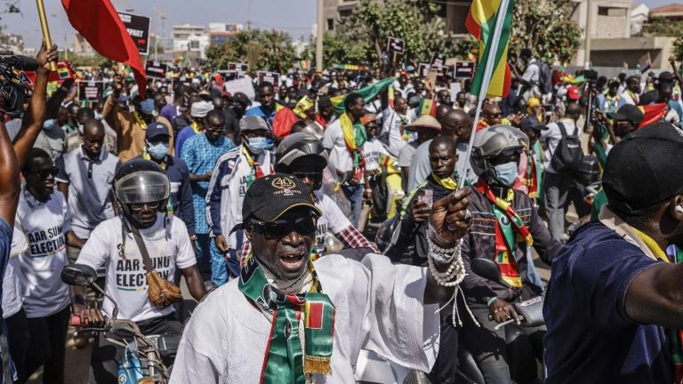 thousands of opponents were able to demonstrate peacefully in the streets of Dakar