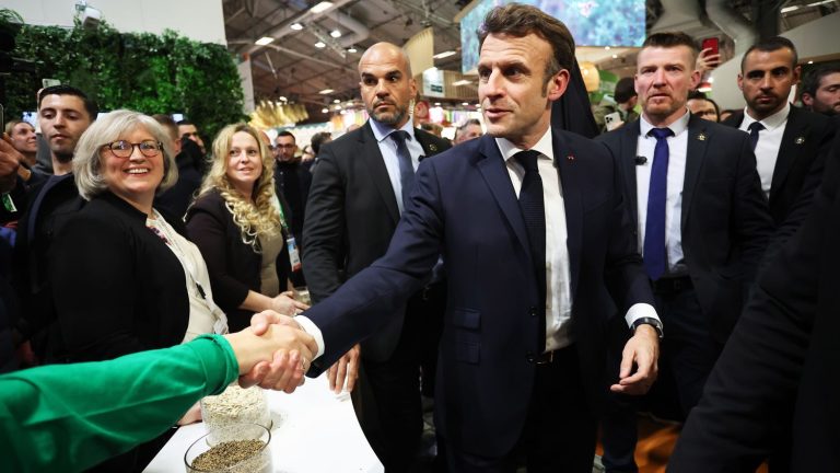 we summarize the controversy over the debate with Emmanuel Macron and Les Uprisings of the Earth