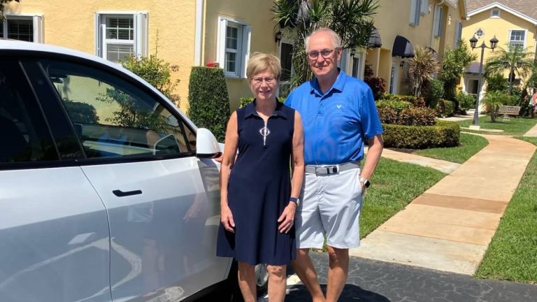 71-year-old retirees travel 2,950 kilometers in a Tesla to reach Florida without difficulty