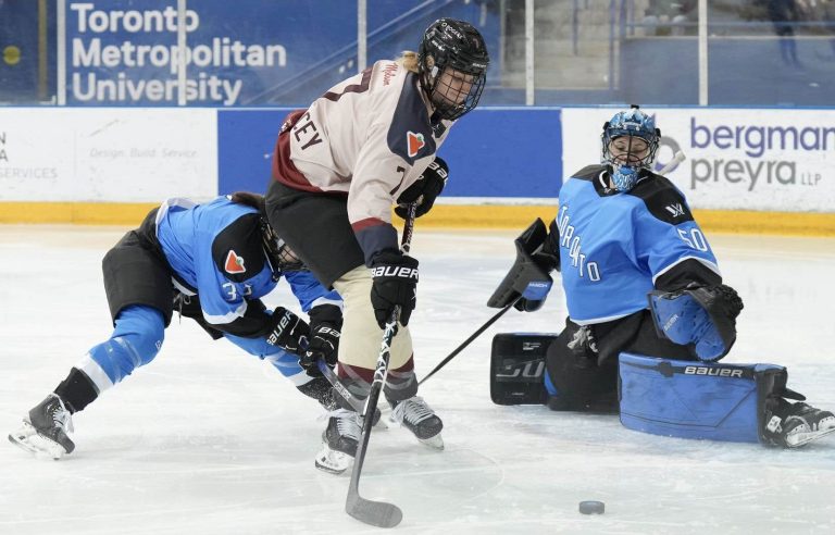 A Montreal-Toronto women’s hockey match will take place at the Bell Center on April 20