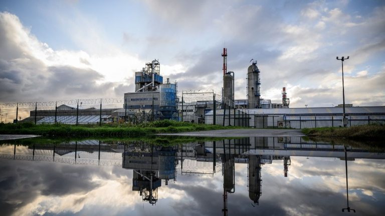 A Seveso-classified factory discharges nitrogen-laden industrial water into the Loire