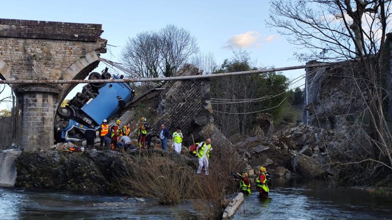 A bridge collapses as a truck passes through the Cévennes, the driver injured