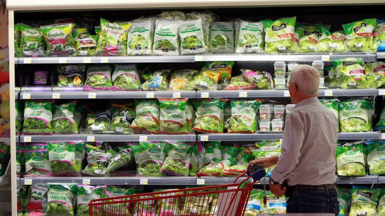 A vast majority of bagged salads are contaminated by pesticides, according to 60 Million consumers