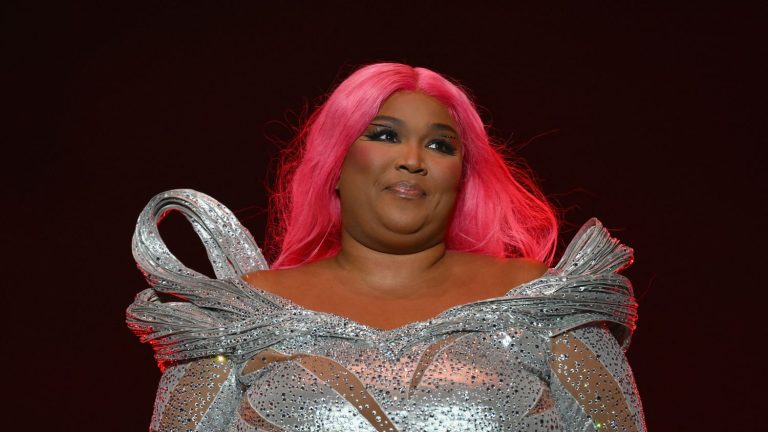 Accused of harassment, singer Lizzo announces “resigning”