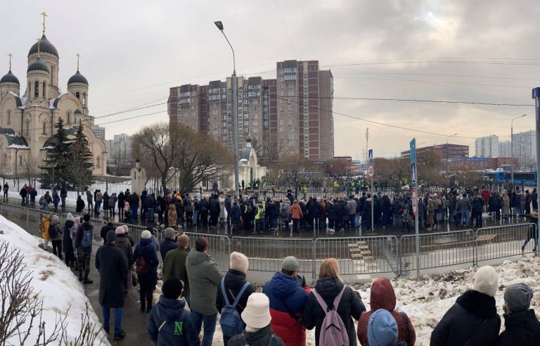 Alexei Navalny buried in the presence of thousands of his supporters