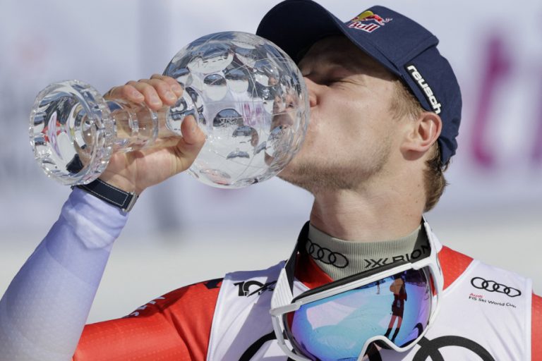 Alpine skiing |  Marco Odermatt wins the small super-G globe