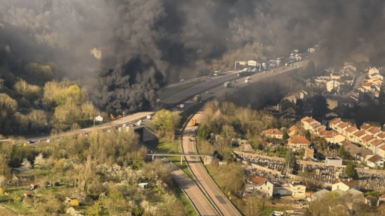 An injured heavy goods vehicle spills more than 20,000 liters of flammable product near Nancy