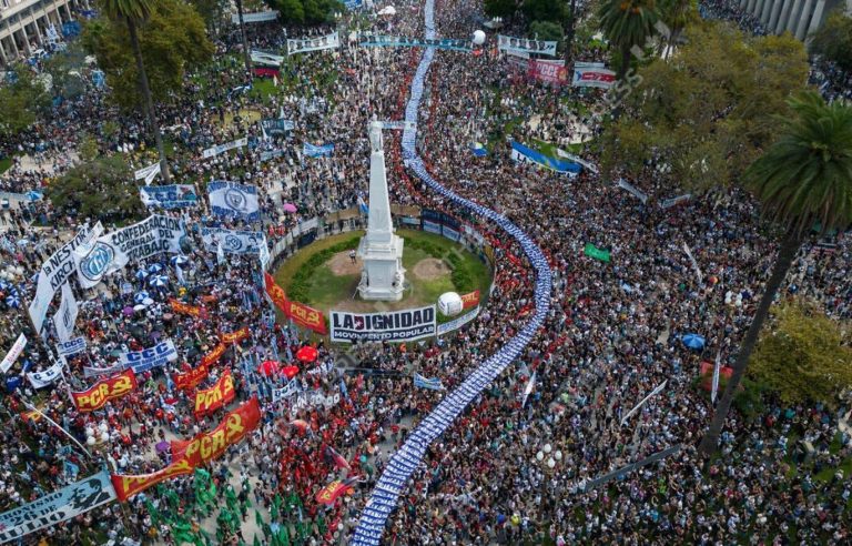 Argentines march en masse against the crimes of the dictatorship