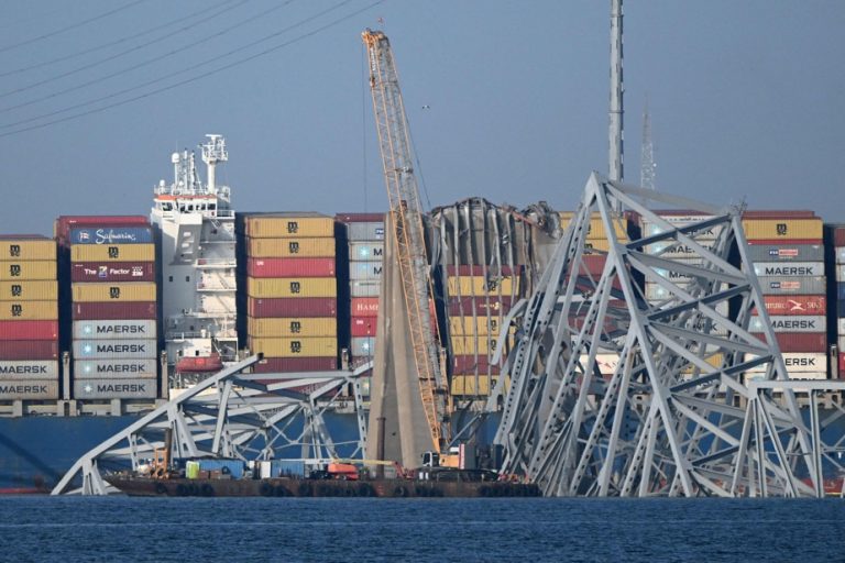 Baltimore |  Cranes begin removing pieces of collapsed bridge