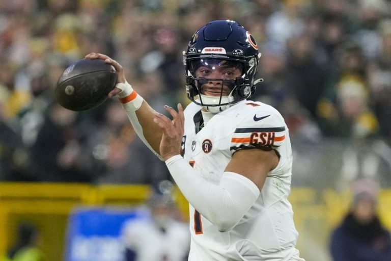 Bears trade Justin Fields to Steelers for pick