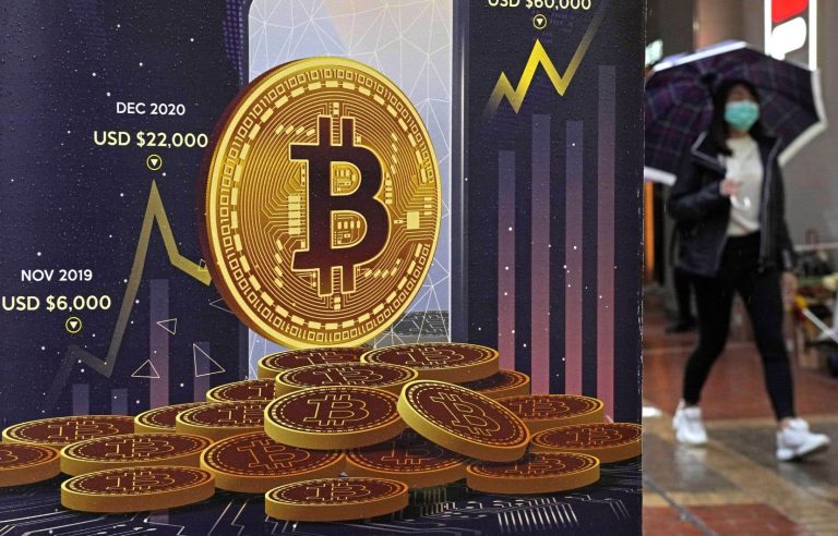 Bitcoin and gold steal the spotlight from the dollar, break their records