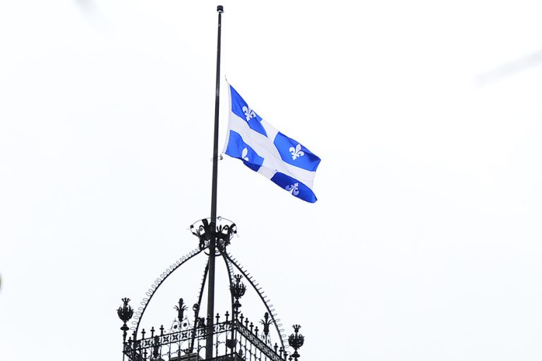 Brian Mulroney (1939-2024) |  The Quebec flag lowered to half-mast