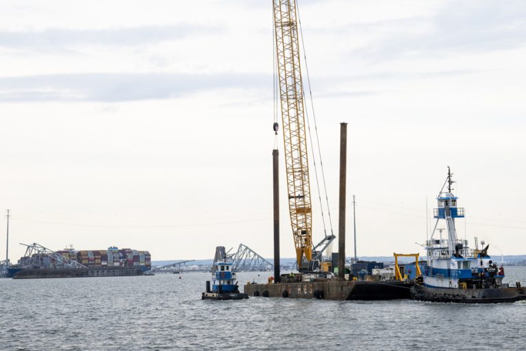 Bridge collapse in Baltimore |  A first crane deployed to clear the debris