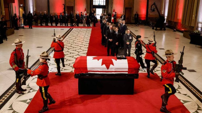 Burning chapel in Ottawa to pay tribute to Brian Mulroney: hundreds of people came