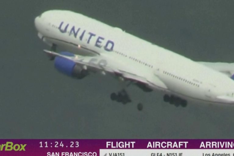 California |  Boeing 777 makes emergency landing after losing tire