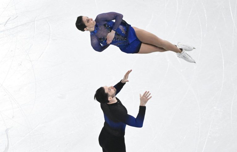 Canadians Deanna Stellato-Dudek and Maxime Deschamps charm the Bell Center