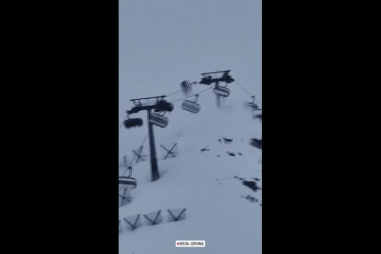 Chairlift shaken by strong winds in Italy