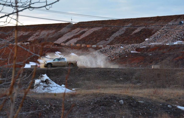 Clay in the soil of a future red mud lake raises fears of landslides in Saguenay