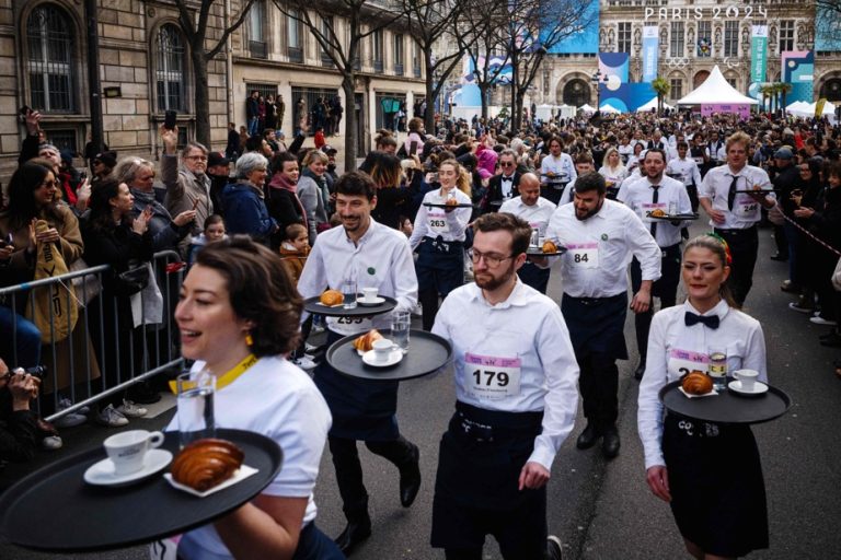 Coffee race |  Waiters race through the streets of Paris