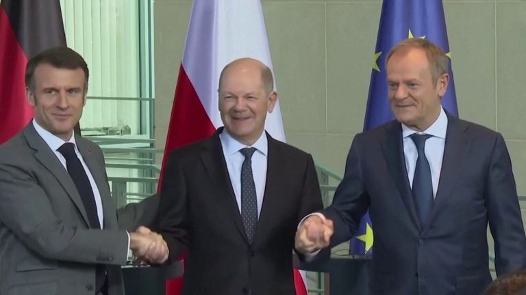 Emmanuel Macron and Olaf Scholz reaffirm their support, hand in hand