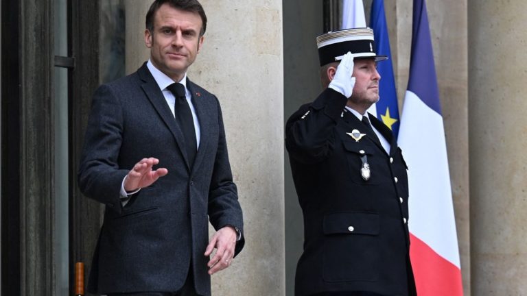 Emmanuel Macron will give an interview to France 2 and TF1’s “20 Heures” on Thursday and will discuss France’s support for Ukraine