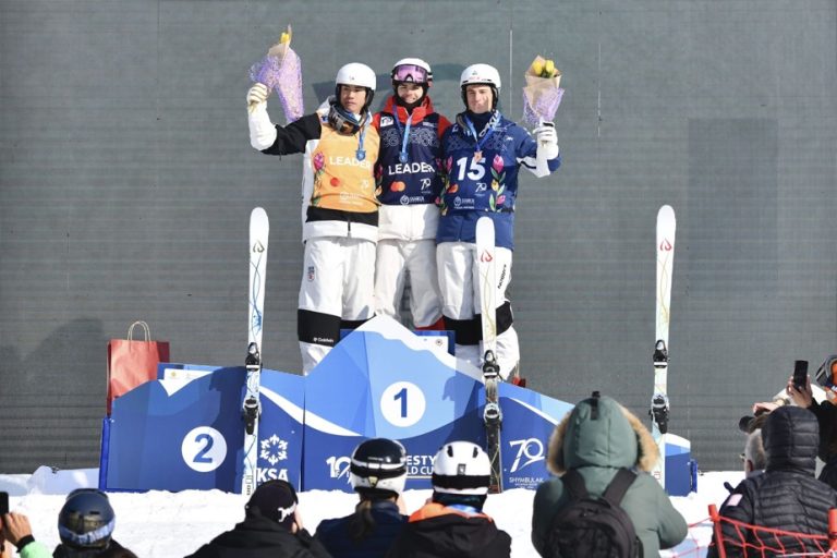 Freestyle skiing |  Mikaël Kingsbury wins gold, but sees the crystal globe slip away from him