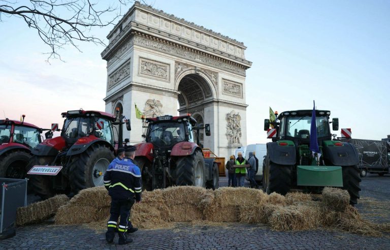 French farmers block the Arc de Triomphe