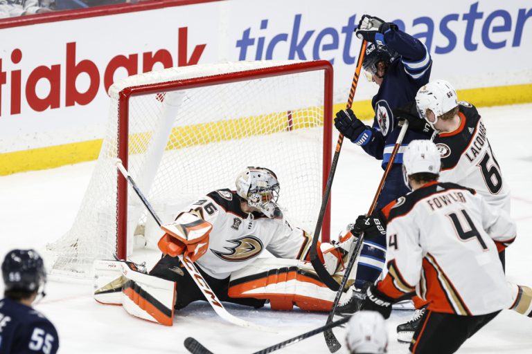 Friday in the NHL |  Toffoli scores two goals and the Jets blank the Ducks 6-0