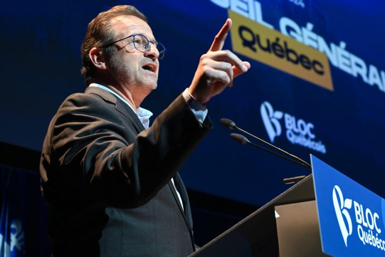 General Council of the Bloc Québécois |  Yves-François Blanchet shoots arrows at François Legault