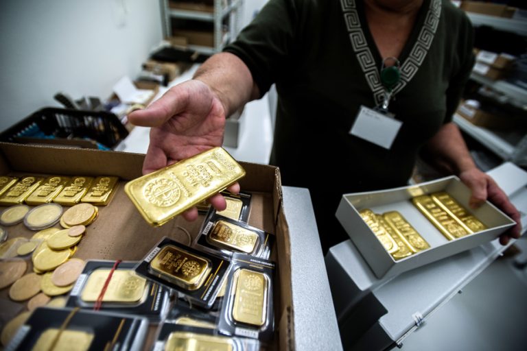 Gold breaks a new record, exceeding $2,200 per ounce