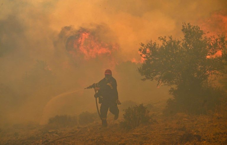 Greece confirms purchase of seven Canadian water bombers for forest fires