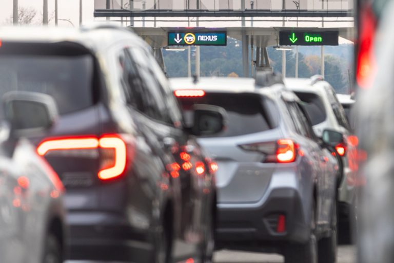 Hours of waiting at customs in Saint-Bernard-de-Lacolle