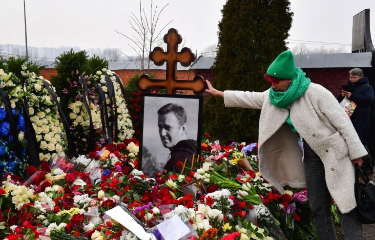 Hundreds of Russians in front of Navalny’s grave the day after his funeral